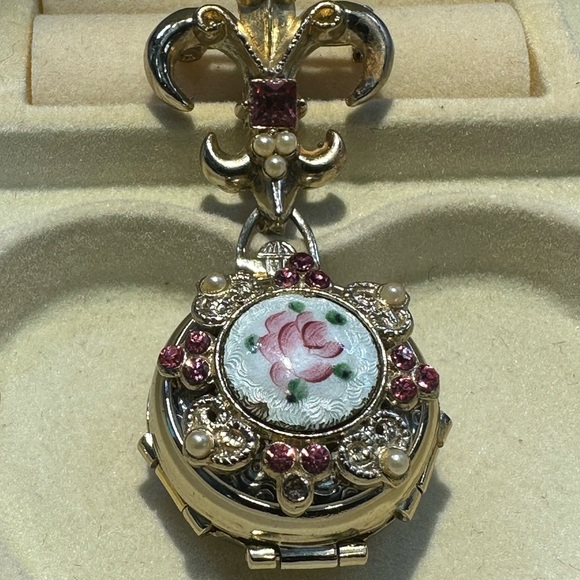 BROOCH: Rare vintage Pegasus, coral gold tone, rose, pink, locket, one of a kind - Picture 9 of 17